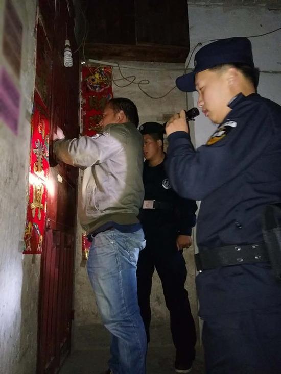 石阡县粗心妈妈误将幼女锁家中 