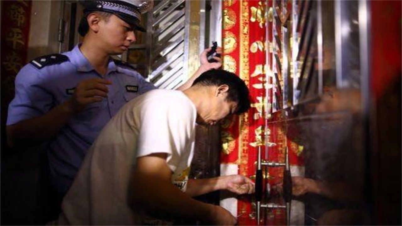 石阡县请开锁师傅开了锁后，师傅